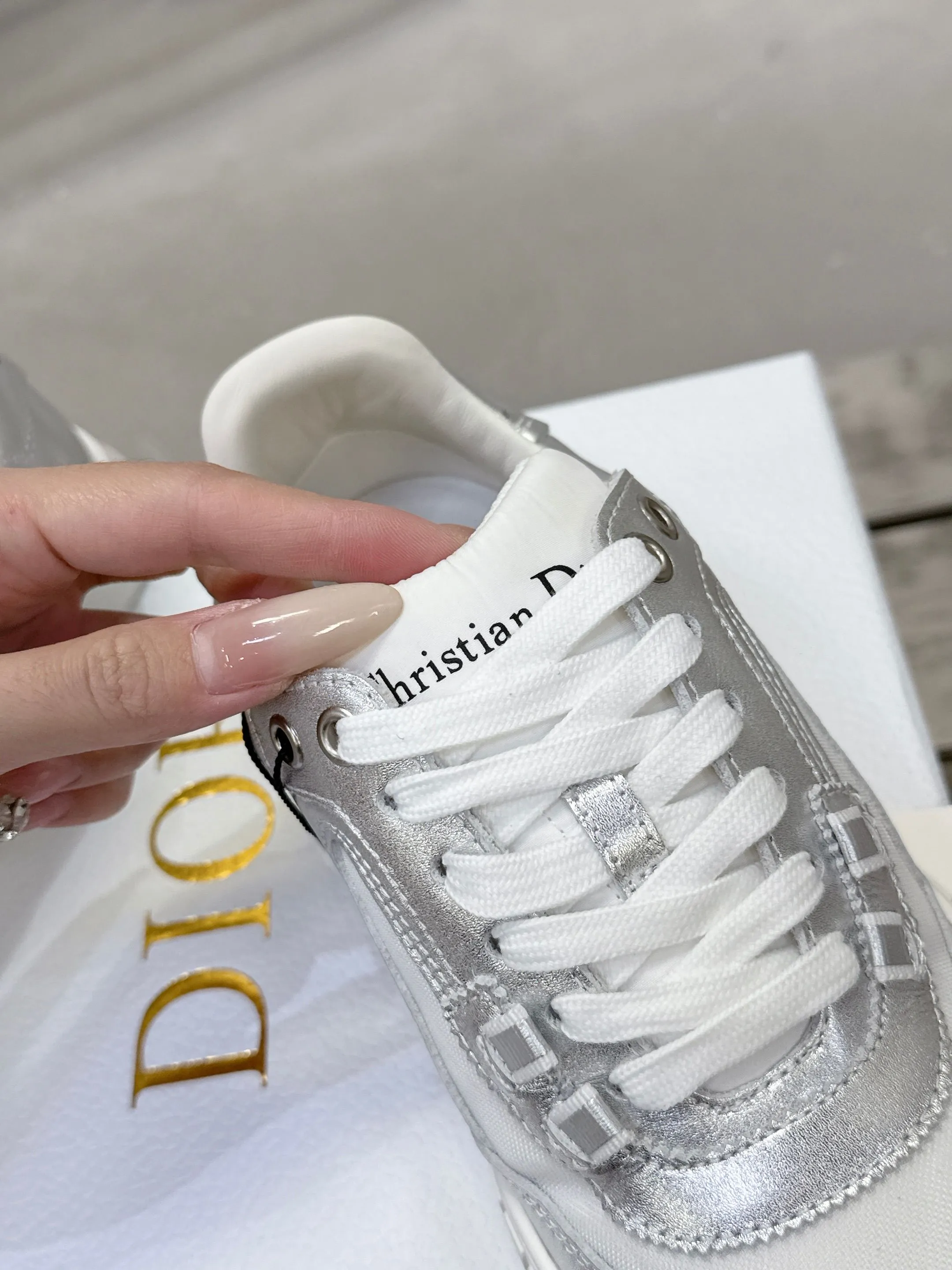 Factory price 640💰 Top version! ! ! Dior Tech sneakers Dior Tech is newly launched, with exquisite color matching and autumn and winter atmosphere. This Dior Tech sneaker is a new product in the 2026 early spring ready-to-wear series. It is equipped with fashionable details and highlights the retro aesthetics. Made of calfskin and suede calfskin upper with transparent mesh side panels and ChristianDior Paris signature on the heel and tongue. A textured, tonal Dior signature sole adds couture style. Upper material: Textile, cowhide split leather, cowhide leather with Christian Dior Paris logo on the heel and tongue Textured Dior logo rubber sole embellished with Christian Dior's lucky star symbol! Size 35-46 (40 for women, 41 for men, 38.45.46, custom made and non-refundable)
